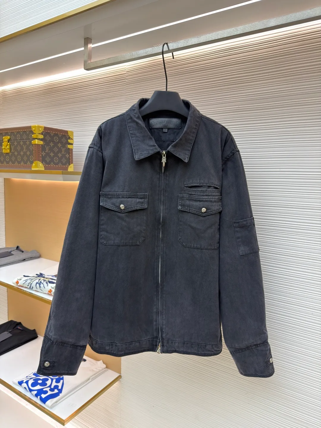 Chrome Hearts herringbone pattern washed work clothes ●Item number: 1682369-C65 ●Fabric: 100% cotton ●Technology: Washed production ●Color: washed gray ●Version: Fitted version ●Weight: about 1255 grams ●Size: S-M-L ●Description: The large body fabric is made of pure cotton fabric with herringbone pattern woven according to YB, which has a three-dimensional crisp effect. The lining is made of jacquard pure cotton fabric. Minimum order is ㎞. The garments are washed with natural gray effect (Chehao garments stayed in the washing factory for a month, and finally the results were perfect). Due to the difficulty of washing, the scrap rate is extremely high, and the spot goods should be cherished. The neckline is cut and cut using genuine sheepskin film, and the molded hardware is aged and oxidized. The overall wiring is straight and delicate, the fabric is comfortable and soft, and the color is consistent without color difference. It can be matched with the same style to create a fashionable look and control various occasions. Customized accessories, complete with three standards, same style for men and women!